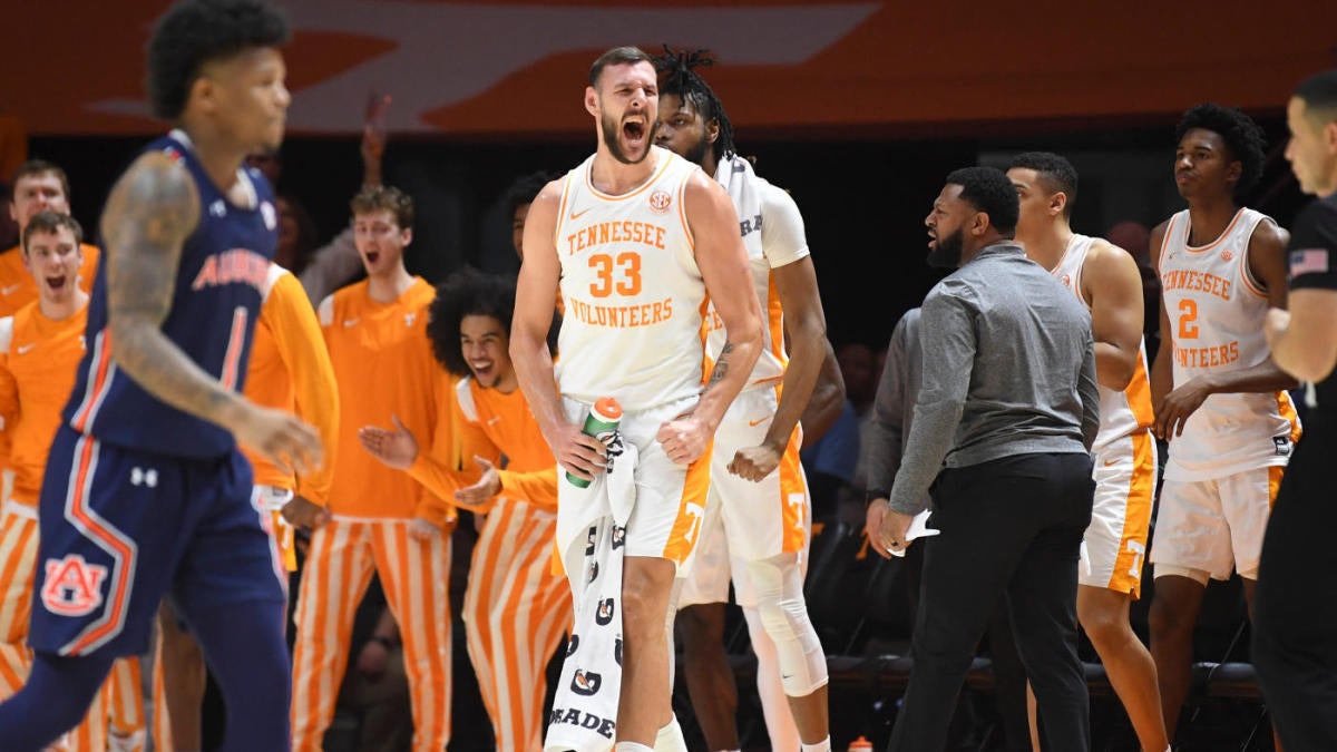 College basketball scores, winners and losers: Tennessee gets controversial win, six top-15 teams go down