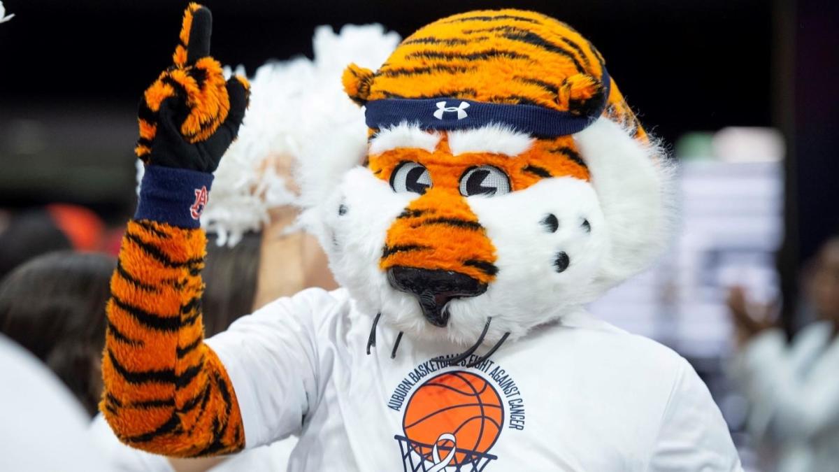 LOOK: Auburn student sinks 94-foot putt to win a car during basketball game