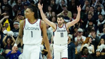 College basketball rankings: UConn moves up to No. 4, Arizona