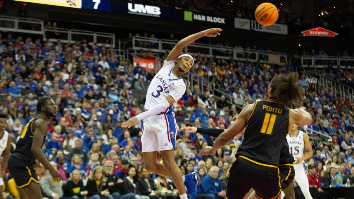 College basketball rankings, winners, losers: Kansas keeps magic alive, Florida's woes vs. Kentucky continue