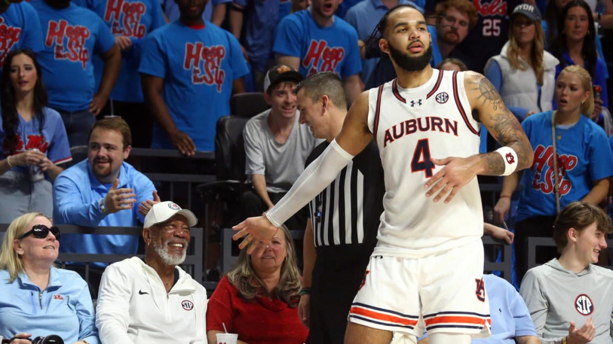 Auburn's Johni Broome apologizes after smacking Morgan Freeman's hand during game